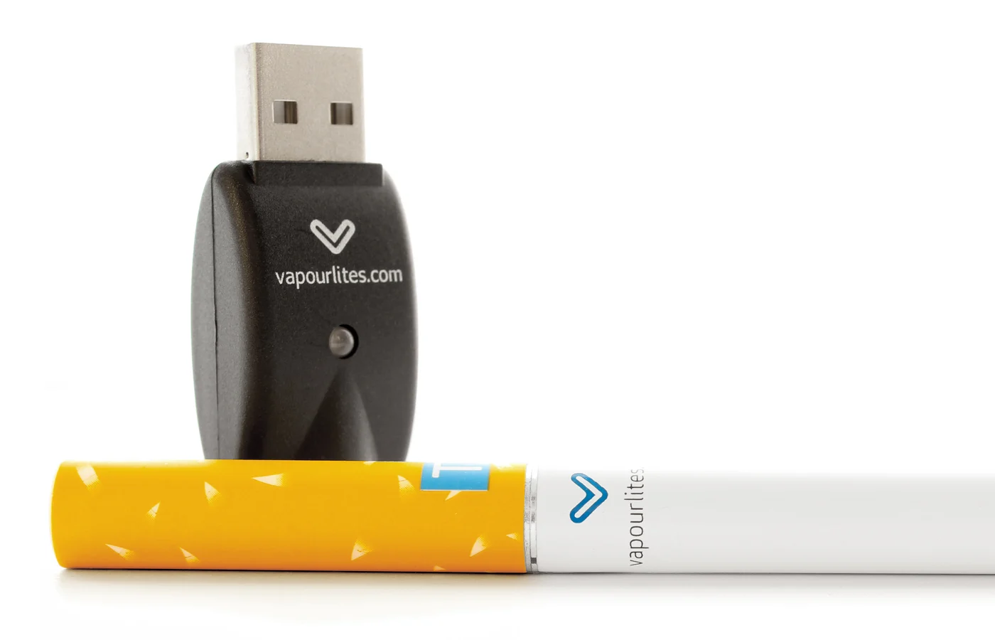סיגריה אלקטרונית ומטען USB על רקע לבן
